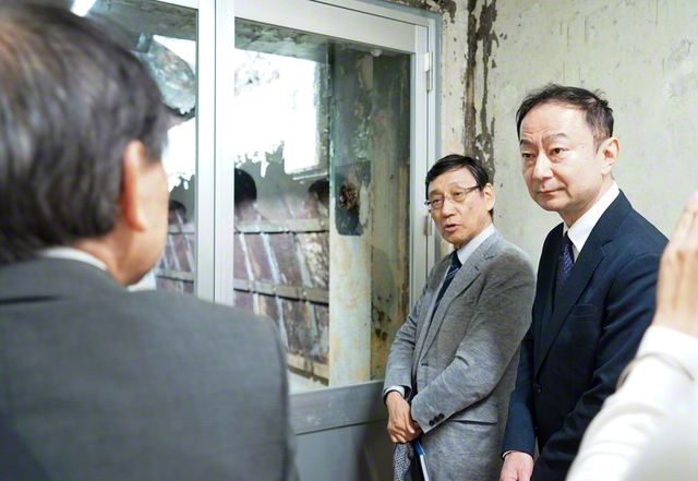 核ミサイル発射基地跡の内部で説明を受ける鈴木氏㊥とピースデポの渡辺洋介事務局長㊨（15日、沖縄研修道場で）