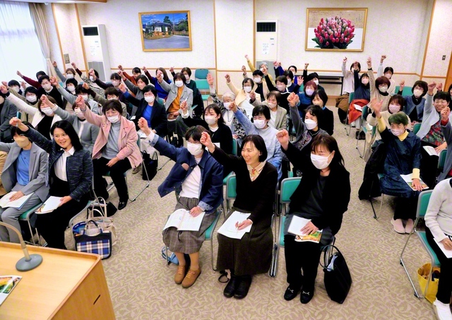 山口池田総県の集いは7日、山口文化会館で行われた。浅川和恵さんと弘恵子さんが新任抱負を。沖田総県女性部長は「垣根のない語らいで新たな広布の上げ潮を」と述べた。池上中国総合女性部長らが励ました