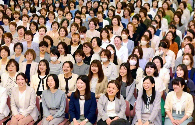 学会創立100周年へ、希望の前進を誓い合った関西女性部の集い（10月13日、関西池田記念会館で）
