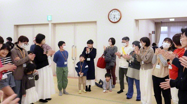 【広島　本陣東区】自己紹介ゲームで盛り上がる本陣東区の友（21日、広島池田平和記念会館で）