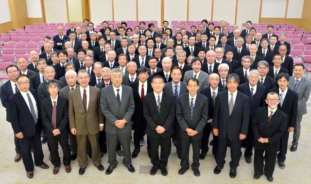 【王城会】会館に集う同志の安全を支える、“黄金柱”の大和県王城会（佐藤浩二委員長）の友（14日、大和文化会館で）