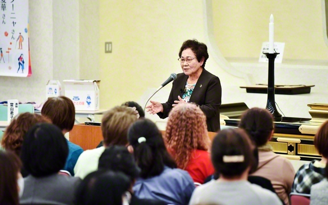 當山君子氏が平和の文化フォーラムで講演。當山氏は「チャンスを逃さずチャレンジし、そしてチャーミングで」と呼びかけた（21日、沖縄研修道場で）