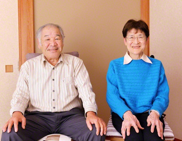 村口武さん㊧と妻・貞子さん