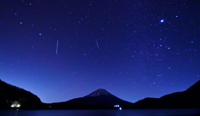 本栖湖で二つ同時に流れる流星を撮影することができました。天候も心配でしたが、約3時間にわたり星空を撮影し、多くの流れ星を観測できました（14日、富士河口湖町、赤池昌樹）