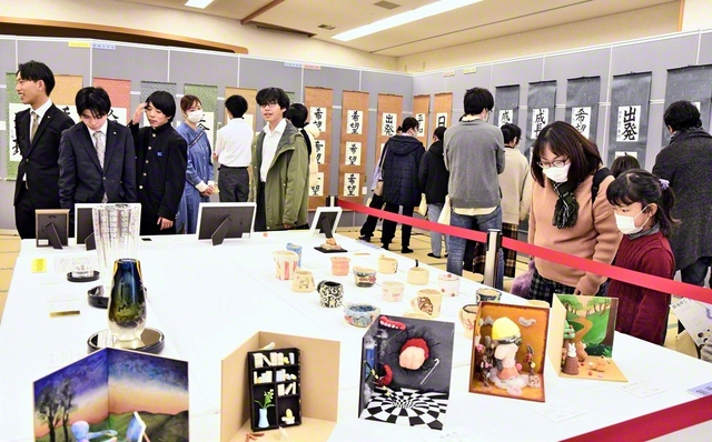 【1月　創価芸術展】第35回「創価芸術展」の関西（滋賀）展が、1月13日から19日まで滋賀文化会館で催され、約1400人が来場した