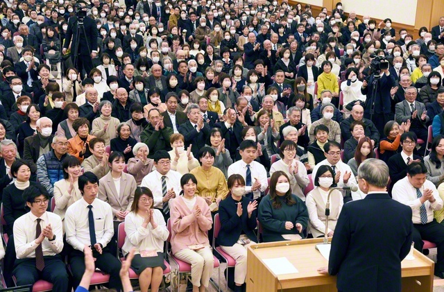 【新布陣で四国総会】山﨑四国長のもと、新布陣で勢いよく船出した四国総会。4県を中継で結び、原田会長が激励した（1月、高知文化会館）