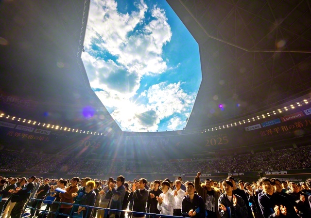 民衆の栄光の賛歌がとどろいた「世界平和の第九」。ドームに差し込む光は、新時代の前途を照らしているかのよう（11月23日、みずほPayPayドーム福岡で）