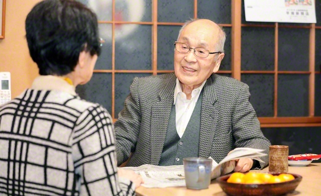 共に人生を支え合ってきた感謝を伝え合う林さん㊨と妻・あや子さん