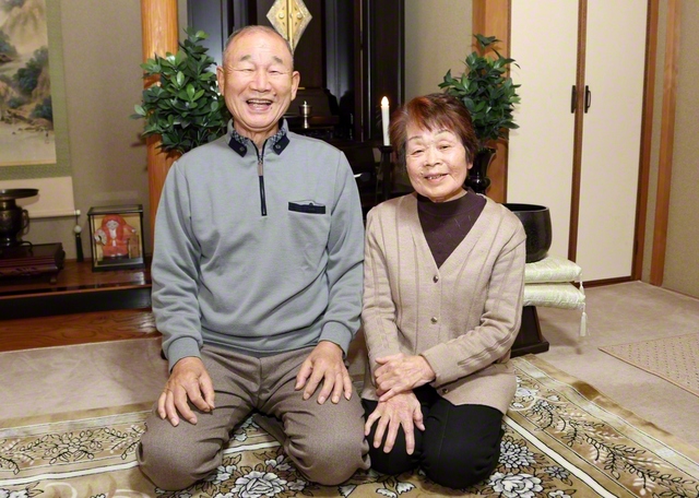 足立一夫さん㊧と妻の寛子さん