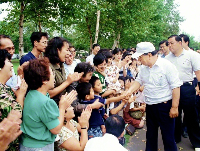 1991年8月、函館研修道場で友を励ます池田先生。この訪問の折の研修会で「みずから先陣をきって進む――『率先垂範』こそ、広宣流布のリーダーの条件である」と