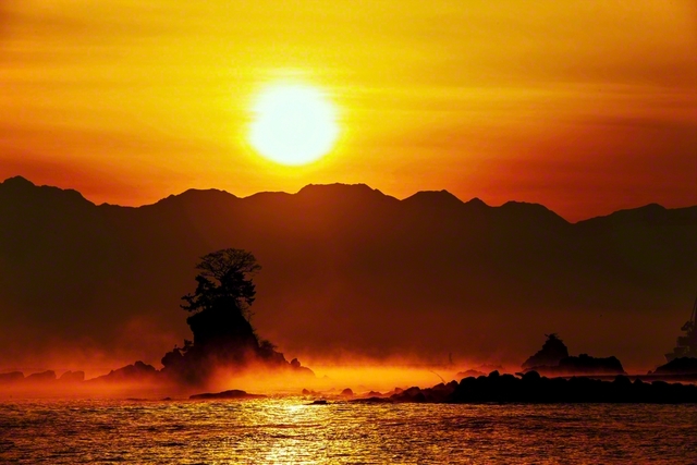 立山連峰から昇る朝日が雨晴海岸を照らす（富山・高岡市）