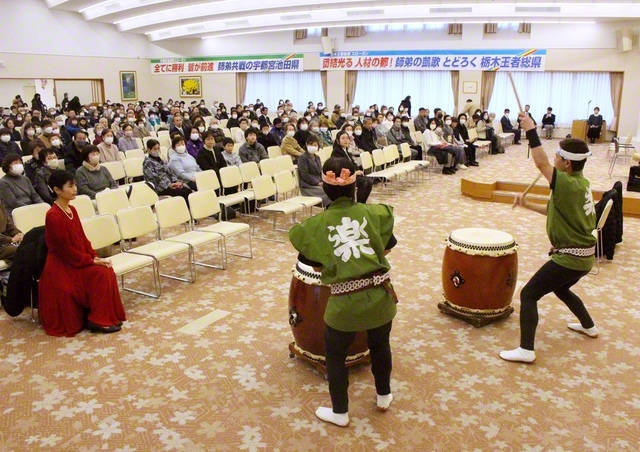 【宇都宮池田県】本年、池田先生の初訪問40周年となる栃木平和会館の集いには宇都宮池田県の友が参加。代表メンバーが、太鼓の力強い演奏を披露した