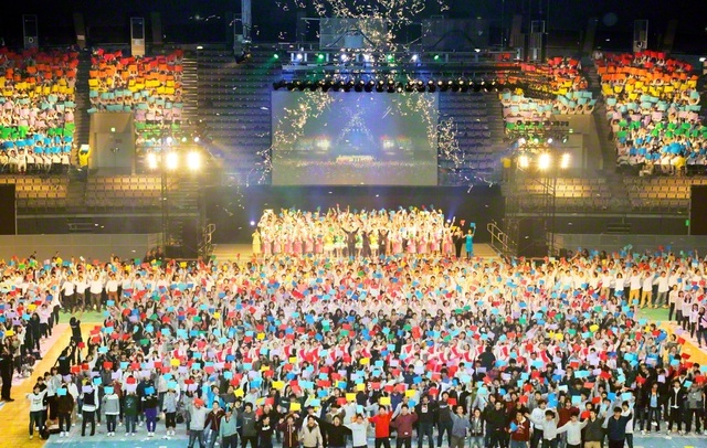 第1回「東北青年音楽祭」。池田先生は東北の青年に「『生命尊厳の文明』の旗頭」と期待を寄せた（2016年3月、宮城・利府町のセキスイハイムスーパーアリーナで）