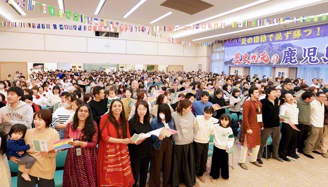 「池田先生のために戦いましょう！」――世界の友とスクラム固く前進（昨年11月、鹿児島文化会館で）