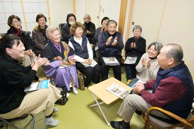 【大分栄光圏・緑ケ丘支部　緑ケ丘栄光地区】　緑ケ丘栄光地区では、旧友との交流や聖教拡大の喜びを語り合い、盛り上がった。佐藤宏市地区部長、中野尚子同女性部長は「鉄の団結で地域に希望の幸風を」と強調。西嶋支部女性部長が励ました（5日、大分市で）