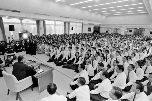 1991年2月12日、池田先生が都城文化会館を初訪問。都城・小林圏の記念勤行会に出席し、広布拡大に先駆する友を激励した