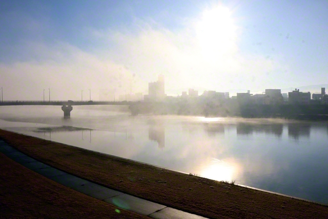 薩摩川内市の川内川に架かる太平橋が朝霧に覆われた（昨年12月、山口裕次通信員撮影）。霧でかすむ市街地を太陽が照らす。この時期ならではの白い帳（とばり）に包まれた幻想的な風景。すがすがしい朝の空気を胸いっぱい吸い込み、“躍動の年”をダッシュしたい