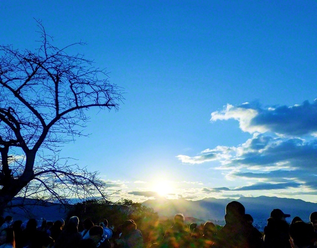 元日の午前7時半ごろ、朝日が顔を出した。松山の町を暖かな光が、ゆっくりと包む。初日の出のごとく、周囲を照らす希望の太陽と輝く年にしたい（松山城の隠門近くから家髙大史通信員が撮影）