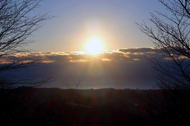 雲を突き抜け大地を照らす新春の陽光（元日、北茨城市内で）