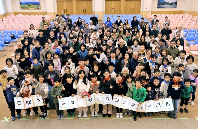 【山口池田総県】山口池田総県の集いは昨年12月21日、山口文化会館で。各圏の“水晶合唱団”が、練習を重ねた合唱やダンスを披露した。内田総県総合長らが励ました