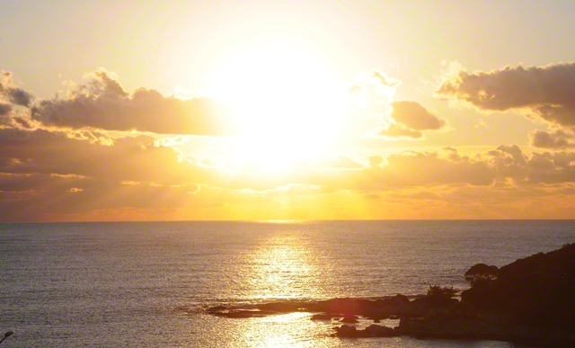 池田大作先生の誕生日である1月2日に、雲間からさんさんと光を放つ太陽（山口勇通信員撮影、鴨川市内で）