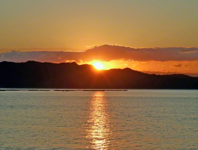 阿賀で初日の出を望む。“躍動の年”を決意も新たに出発！（呉市、北野陽子通信員）