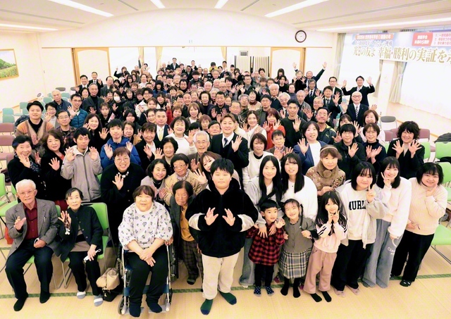 東岡谷本部の友らが、勢いよく本年を出発（岡谷平和会館で）