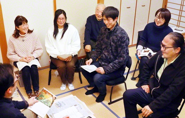 昨年12月に行われた佐藤さん一家のファミリー座談会（右から佐藤義勝さん、高松明美支部女性部長、翔さん、柳谷支部長、絵美さん、由香里さん、松村県長）