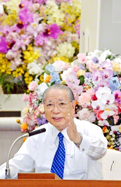 関東総会で「二月闘争」の歴史を語る池田先生。席上、関東の青年部の代表らを壇上に招き、心から健闘をたたえ、激励した（2005年2月10日、当時の創価国際友好会館で）