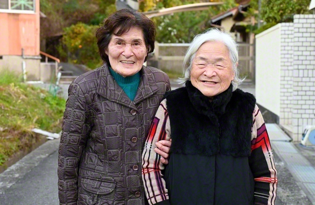 共に生き生きと地域に友好を広げる柳さん㊧と日浦さん