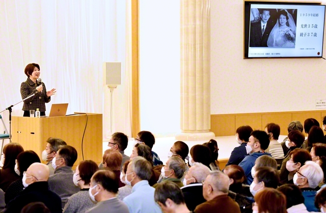 貴重な映像を紹介しながら講演する田中館長（10日、旭川平和講堂で）