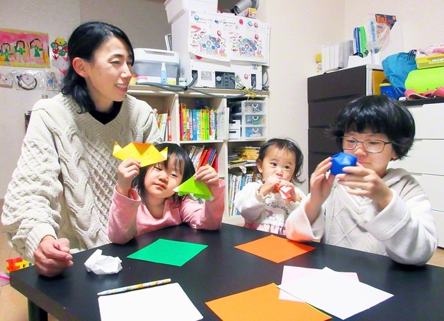 座談会を盛り上げる折り紙を作成（左端が福田さん）