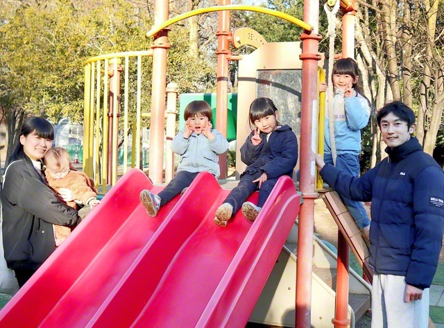 右から池田さん、長女、次女、長男、次男、妻・里菜さん