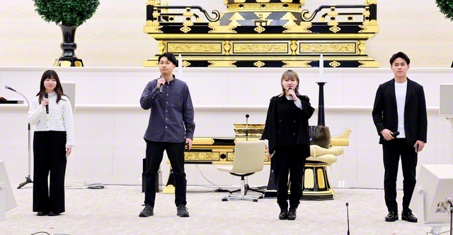 挑戦と決意を語った学生部・未来部の代表（11日、北海道池田講堂で）