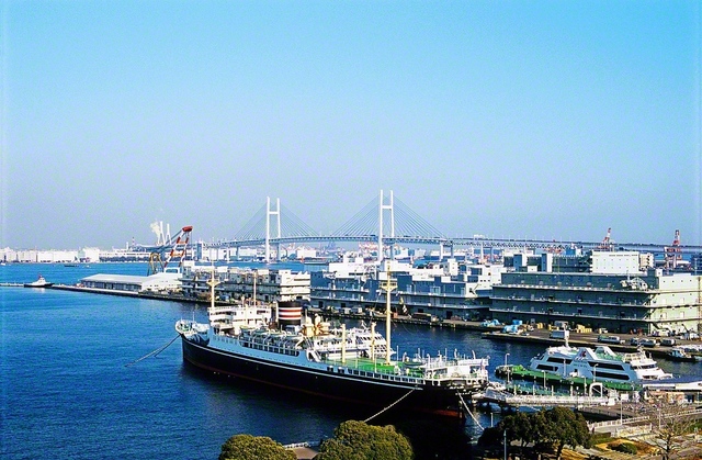 はるかな海原を望み、東海道に広布のくさびが打たれた。2006年1月12日、池田先生は神奈川文化会館を訪れ、神奈川・静岡合同協議会に出席。静岡が現在の5総県体制へと拡充していることに触れ、「私はこれまで、これらすべての地域に足を運び、広宣流布の歴史をとどめてきた。あらゆる波浪を乗り越えて、皆さまとともに、偉大なる勝利の歴史を刻んできた」と語った。本年は、“神奈川と静岡は広布の最重要地域”との指針が示されて20年の節目。一人一人が「わたしの挑戦」に励み、今いる場所で拡大の大波を起こしていきたい