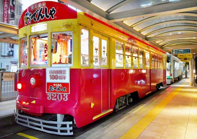 【豊橋鉄道の「おでんしゃ」】豊橋鉄道の冬のイベント電車「おでんしゃ」。昨年、市内線の開業100周年を迎え、地域から愛され続けている。この日も乗客は、あつあつのおでんを片手に、移り変わる景色を楽しんでいた（河辺正子通信員）