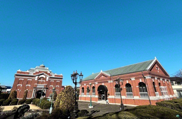 明治期の赤レンガの洋館2棟を移築復元した歴史博物館。ガス燈など生活の中で使われてきた、さまざまな器具が展示され、ガスの歴史を学べる魅力的な施設です（新井久美子）