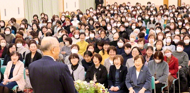 前進の息吹にあふれた支部長・支部女性部長総会。勝利の連帯を築く決意を込め、学会歌「青年よ広布の山を登れ」を合唱した（11日、大分平和講堂で）