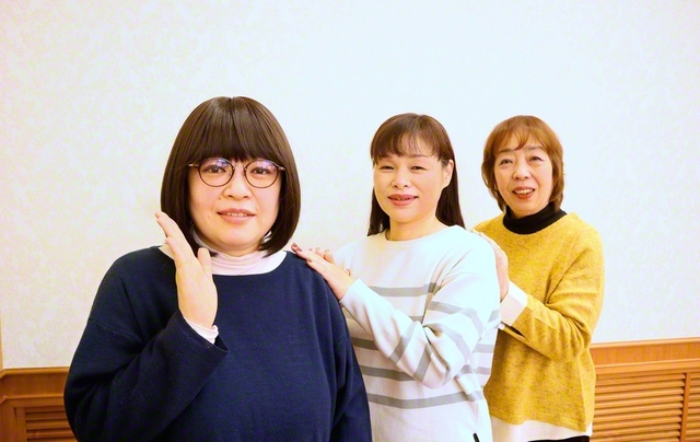 池田先生の指針と御書を根本に、地域の同志と励まし合う中川さん㊧