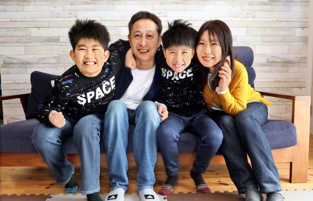 福井優子さん（右端）一家