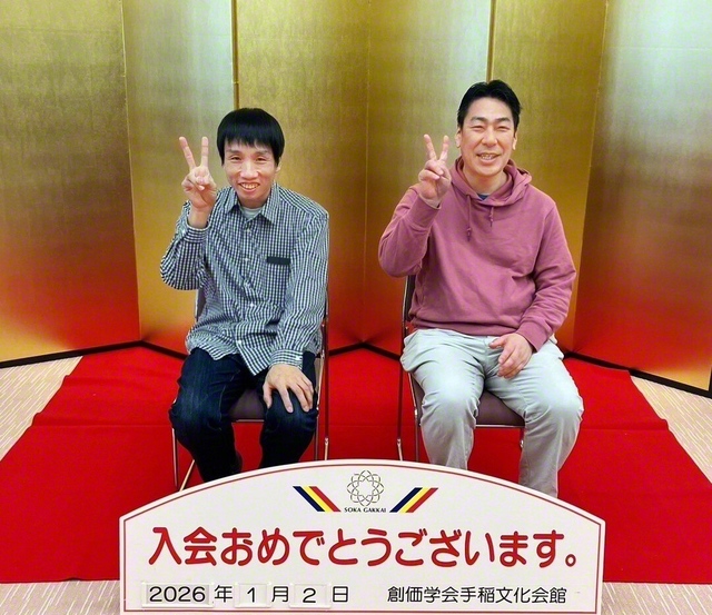 萬野さん㊧が友人と共に（1日、手稲文化会館で）