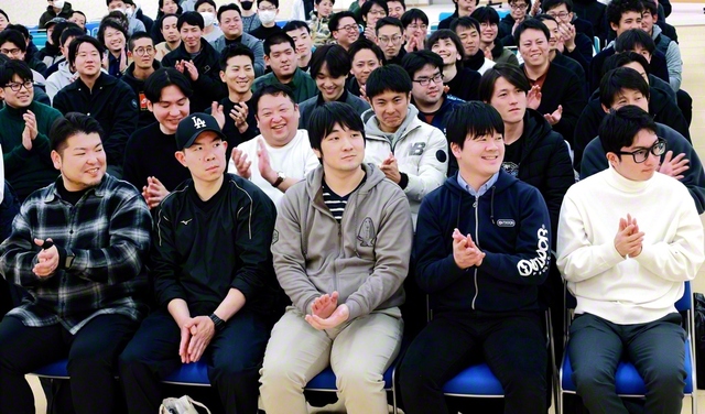 新たな取り組みが発表され、期待に胸を膨らませる福岡総県男子部の友（12日、早良文化会館で）