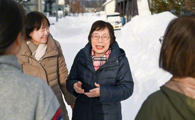 雪のように清らかで純白な信心を貫いてきた大内さん。今日も明るく友と語らう（札幌市内で）
