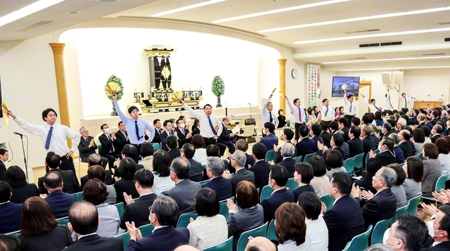 新出発の県区長会では、男子部の代表の指揮で、県歌「広布の旗」を大合唱した（11日、埼玉文化会館で）