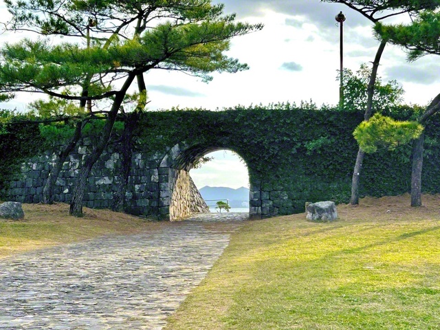 名護市内の国道58号沿い、同市役所の向かい側にある21世紀の森公園は市民の憩いの場だ。公園内を歩くと石門のアーチが目を引いた。アーチを抜けると眼前に美しい名護湾が広がる。隣接する野球場では2月1日からプロ野球日本ハムファイターズの春季キャンプが実施される。市内ではヒカンザクラも開花し始めた。春は名護から始まる！