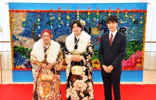 「成人の日」を記念する集いに参加した友が記念のカメラに（長崎平和会館で）