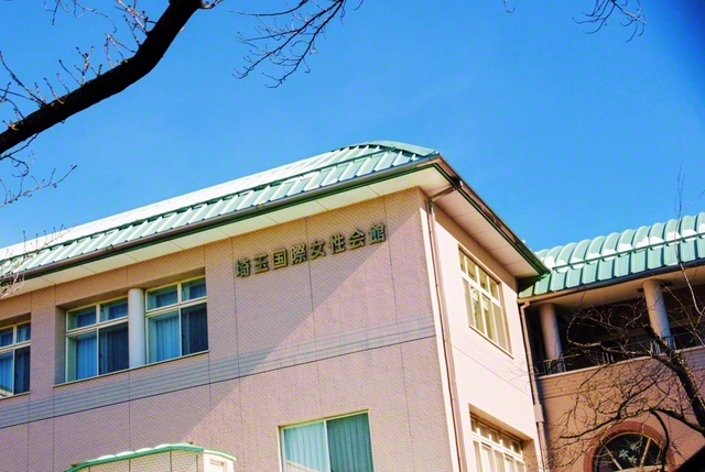 1998年、埼玉文化会館に隣接してオープンした埼玉国際女性会館。「1・20」に池田先生が初めて、この“平和と友情の城”をカメラに収めた。屋根には2日前に積もった雪が残り、陽光に輝いている（2016年1月、池田先生撮影）