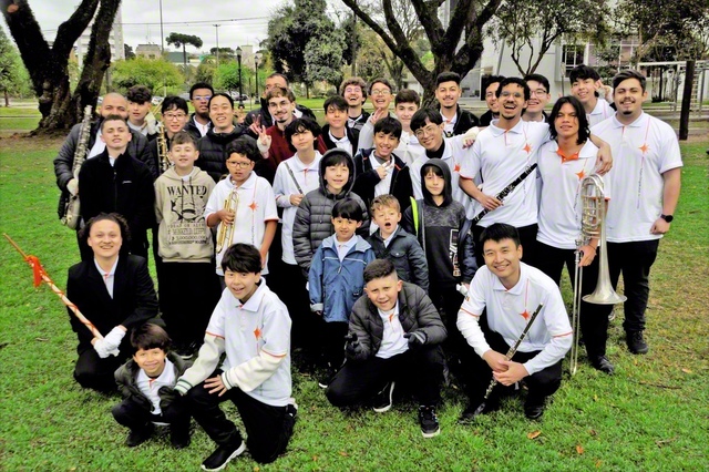 音楽隊の同志と共に。ナガオさん（最前列左端）は今、クリチバの隊長を務める（本人提供）