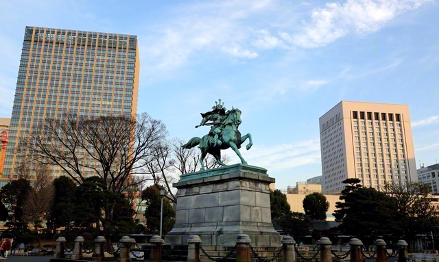 皇居外苑に立つ、南北朝時代の武将・楠木正成の像。正成と正行の親子の別れを描いた歌“大楠公”は、「師弟の絆」の象徴として、小説『新・人間革命』にもつづられています。師の偉大さを宣揚する挑戦の日々を――誓い新たに、今年も前進！（浅見健一）