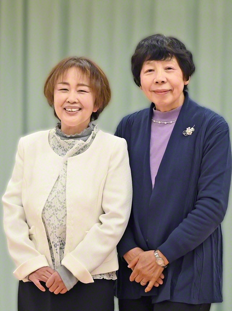 広布の道を朗らかに駆ける佐藤さん㊧と加藤さん